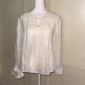 Never worn Banana Republic white pleated blouse with buttons
